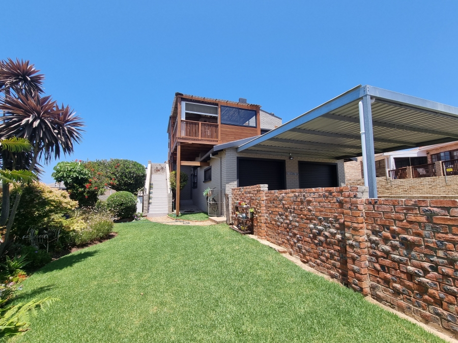 4 Bedroom Property for Sale in Wavecrest Eastern Cape